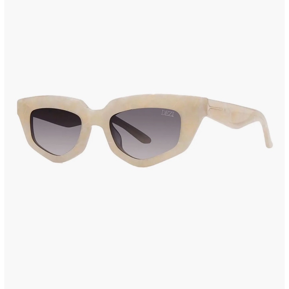 Dezi On Read 49mm Cat Eye Sunglasses Limestone / Smoke Faded